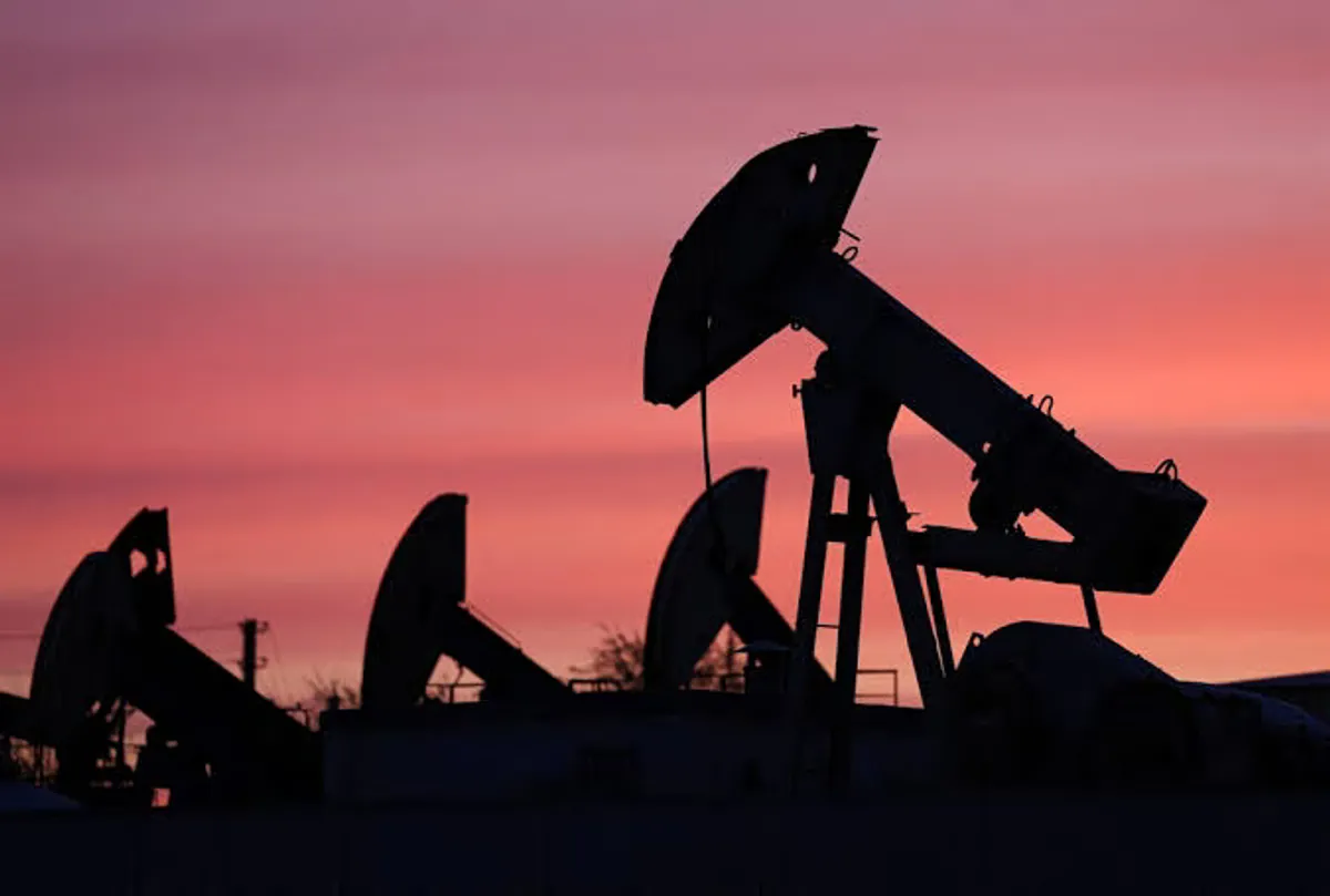 Brent notiert bei 107,54 USD, WTI bei 102,34 USD – Pipeline-Schließung und Blockade der Straße von Hormus belasten den Markt.