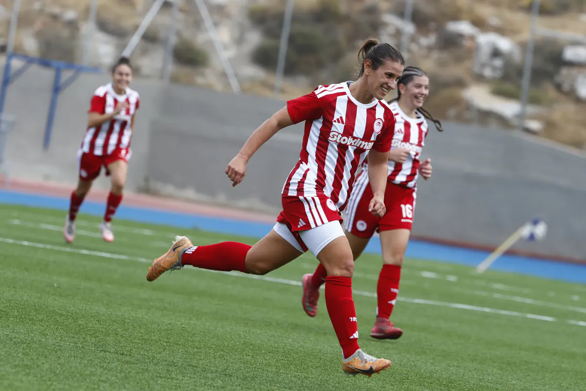 Olympiakos Frauen Fußball dominiert mit 12:0 gegen PAS Athen