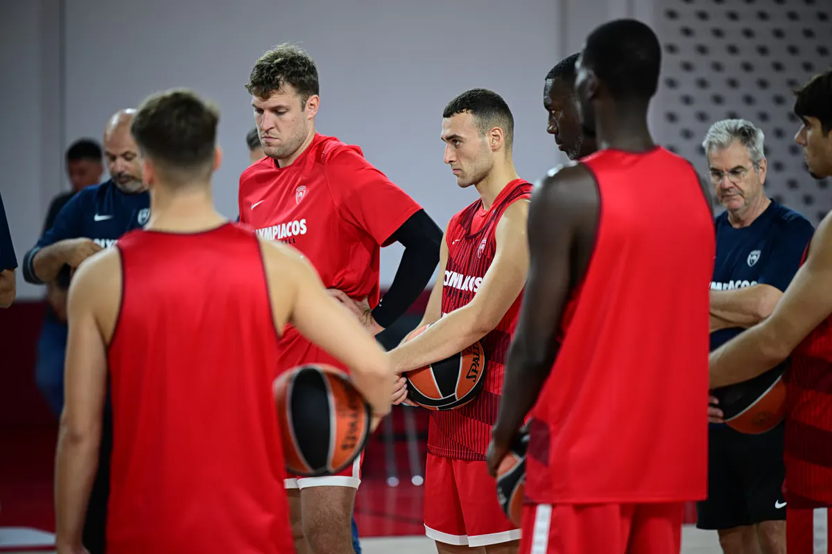 Olympiakos und Roter Stern gleichzeitig auf Kreta angekommen