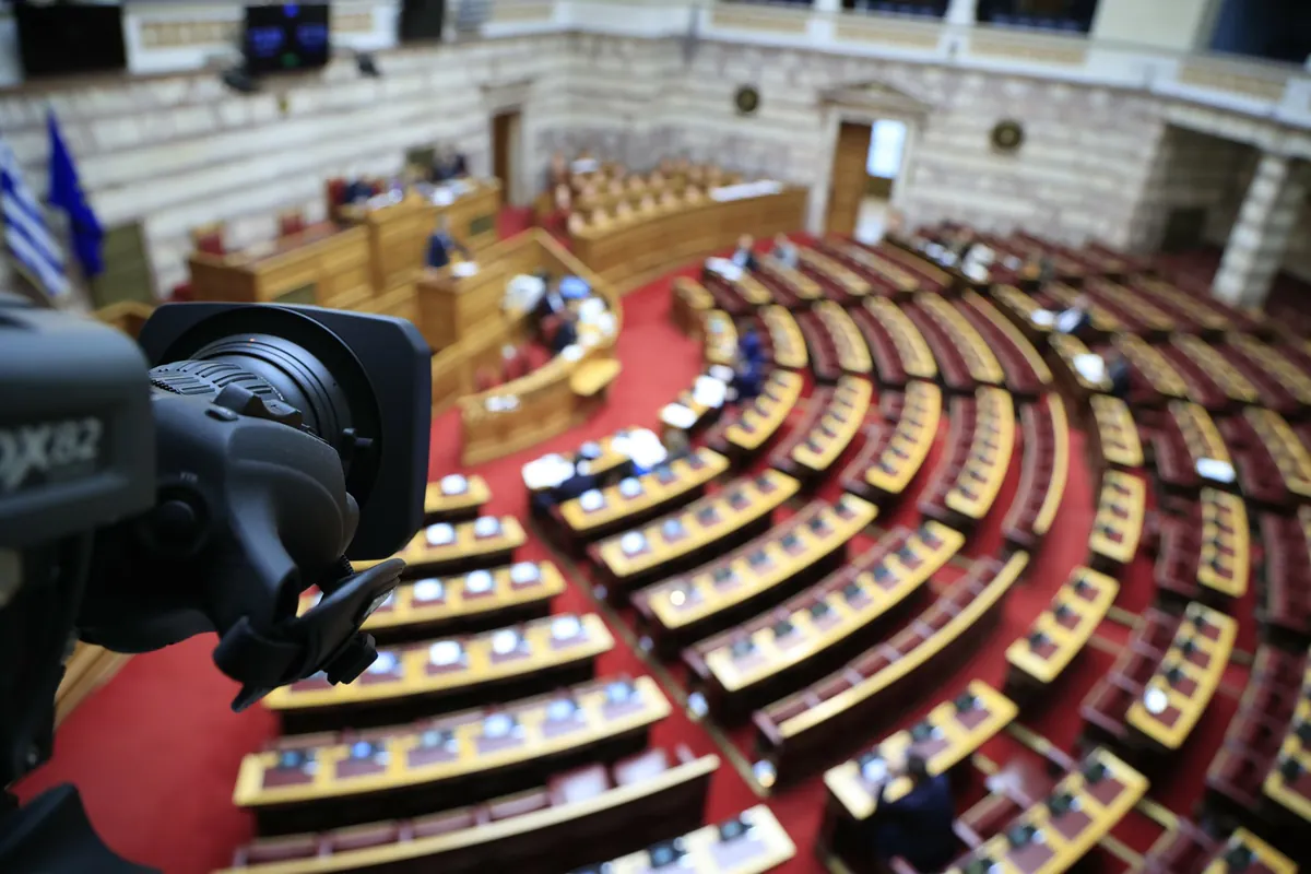 Opposition kritisiert Regierungspolitik vor der Thessaloniki-Messe: Fokus auf Lebenshaltungskosten und Einkommen