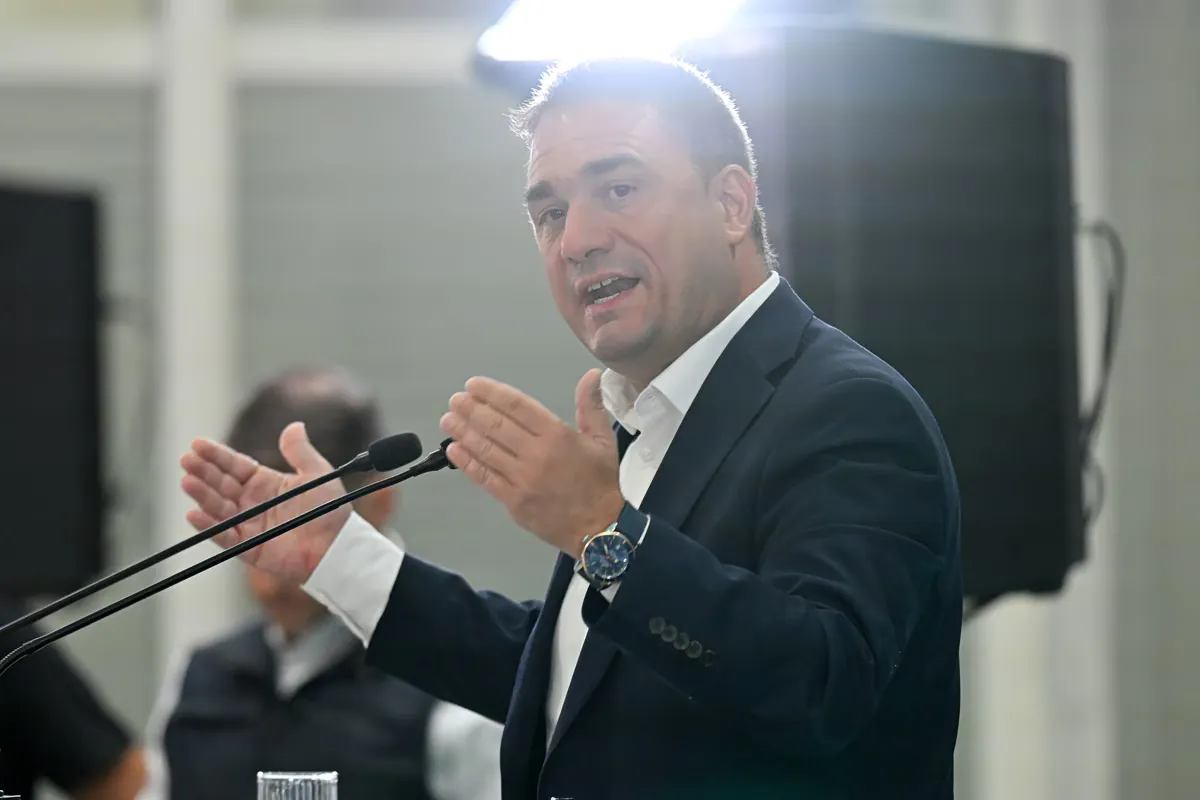 PASOK Kritik: Regierung Griechenland wegen Arroganz im Visier