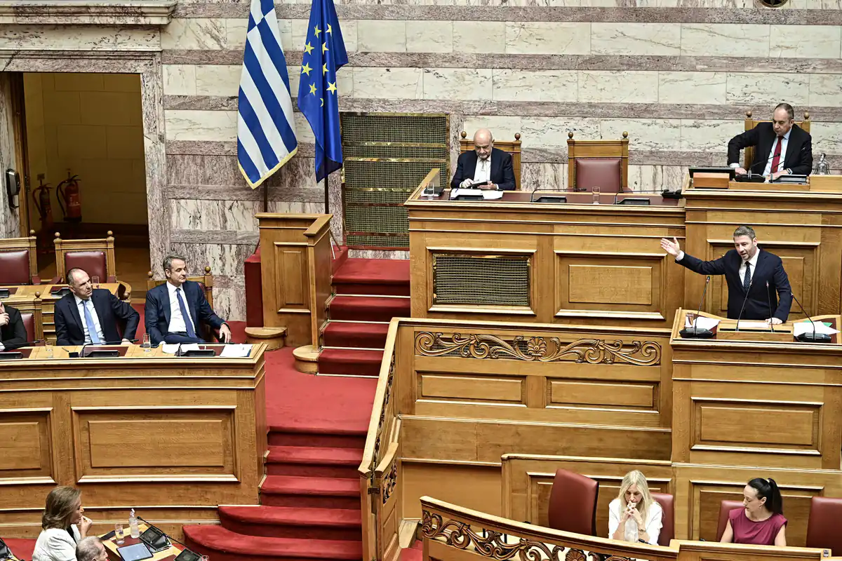 PASOK: Nach der DETH folgt die Konfrontation in der Vouli