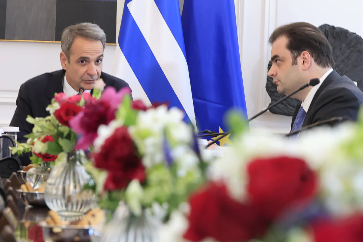 Die griechische Regierung bleibt Beobachter der stark gestiegenen Preise für Öl, Gas und Kraftstoffe und setzt auf kommunikative Steuerung statt sofortiger Zusagen.