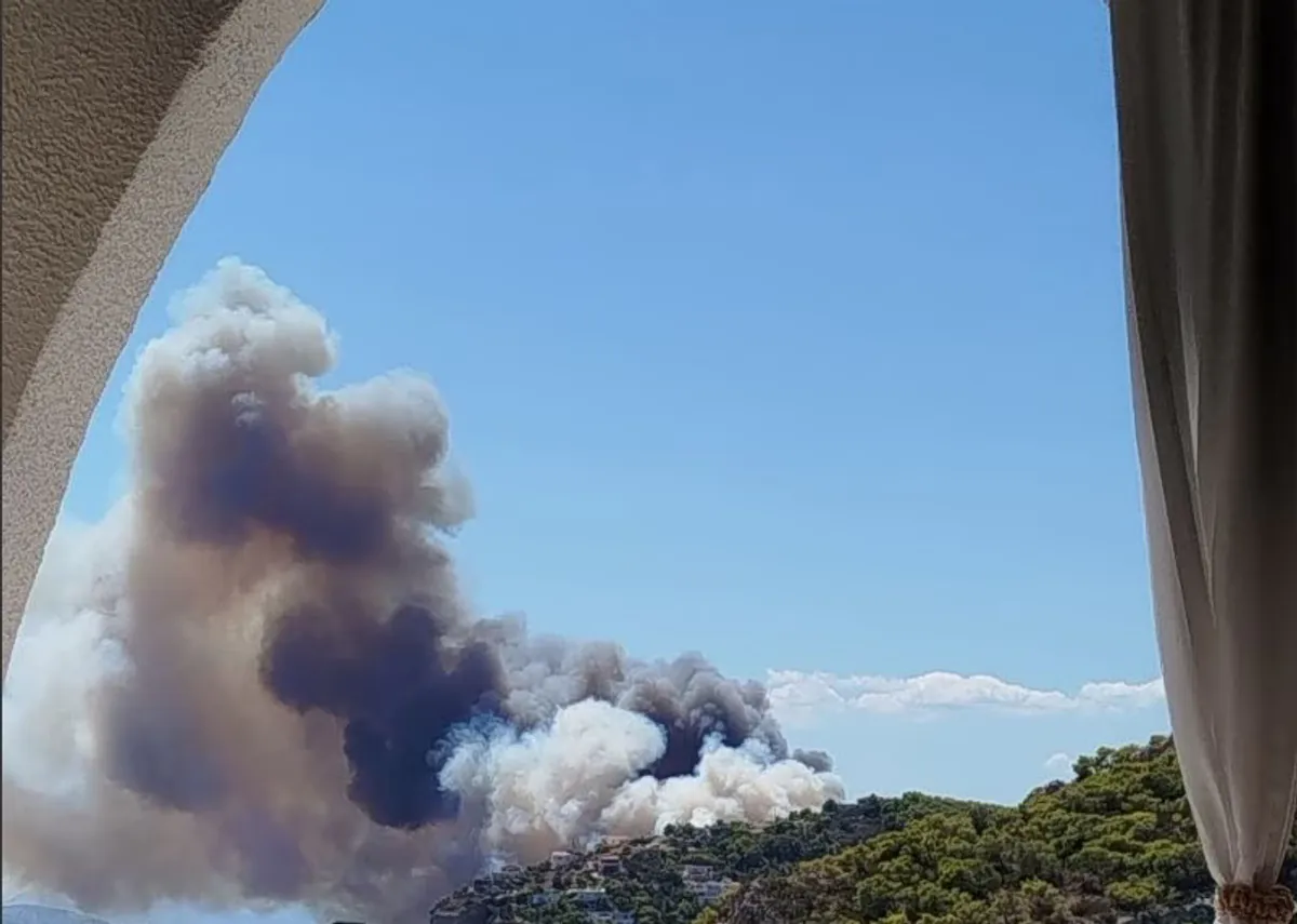 Salamina: Doppelte Brandfront erfordert Evakuierungen und massive Einsatzkräfte