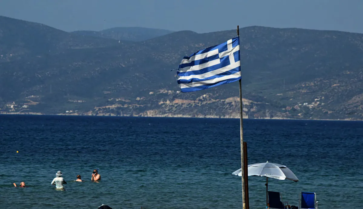Siebenjähriger nach Badeunfall reanimiert – Rettungsschwimmer verhindern Tragödie in Larissa