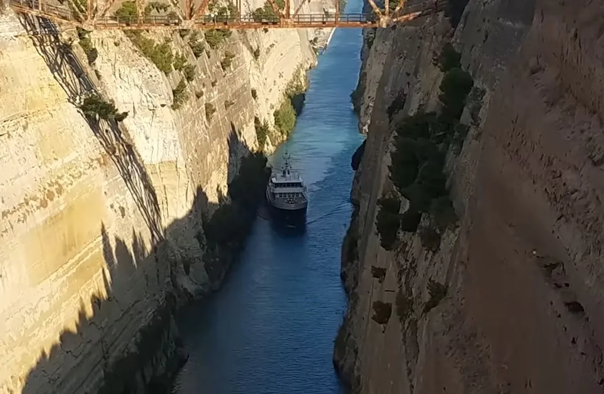 Superyacht kollidiert mit den Wänden des Kanals von Korinth – Schwierige Passage gefilmt