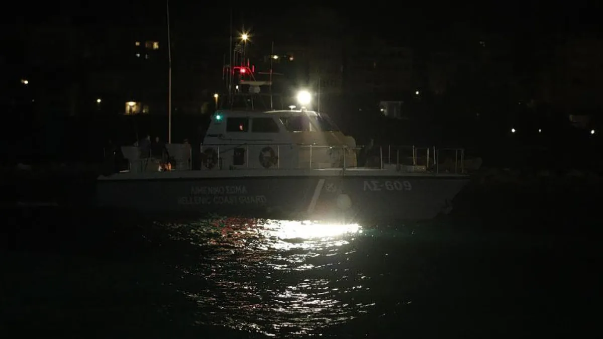 Symi: Küstenwache entdeckt unkontrolliertes Segelboot mit zwei Personen an Bord