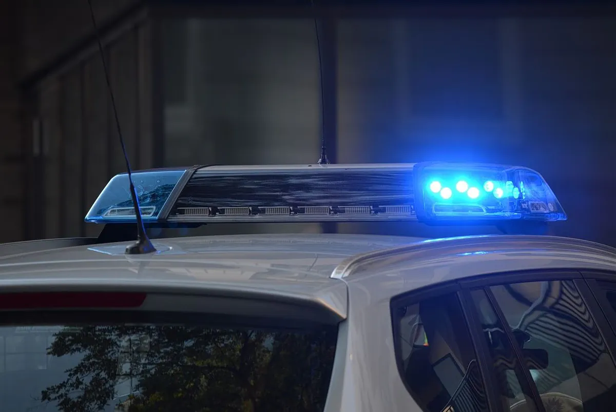 Vier bewaffnete Täter drangen am Montagmorgen gegen 4 Uhr in eine Tankstelle in Stavroupoli bei Thessaloniki ein. Sie schlugen den Angestellten und erbeuteten etwa 500 Euro aus der Kasse.