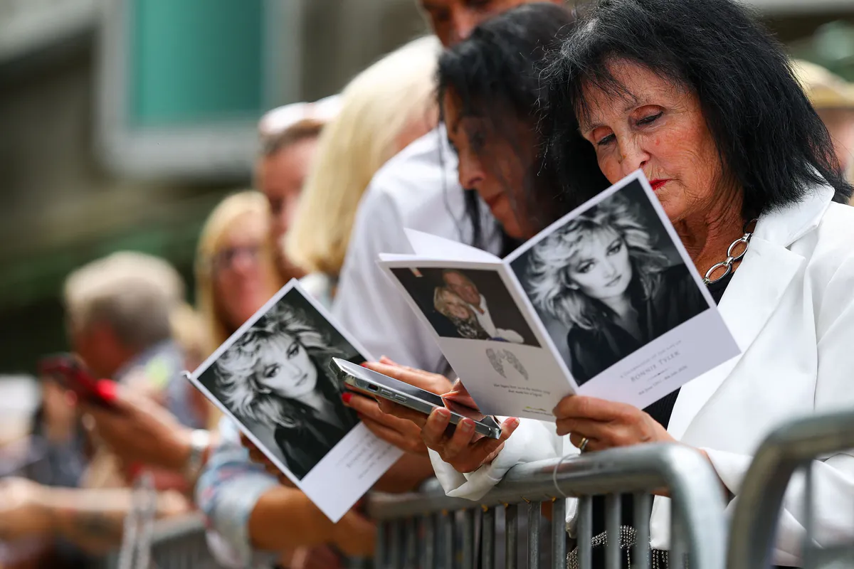 Tausende Fans nehmen Abschied von Bonnie Tyler mit Gesang und Applaus