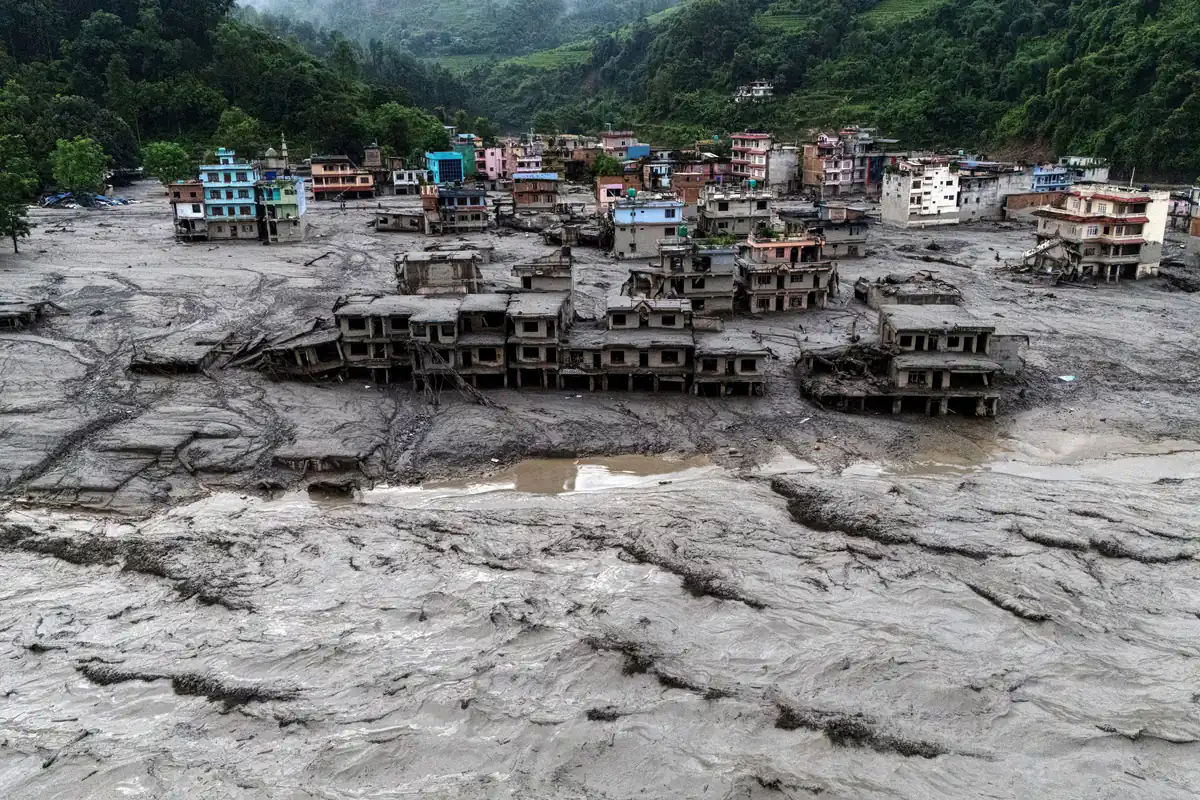 Fast 800 Tote nach verheerenden Überschwemmungen in Nepal – Rettungskräfte vor neuen Gefahren