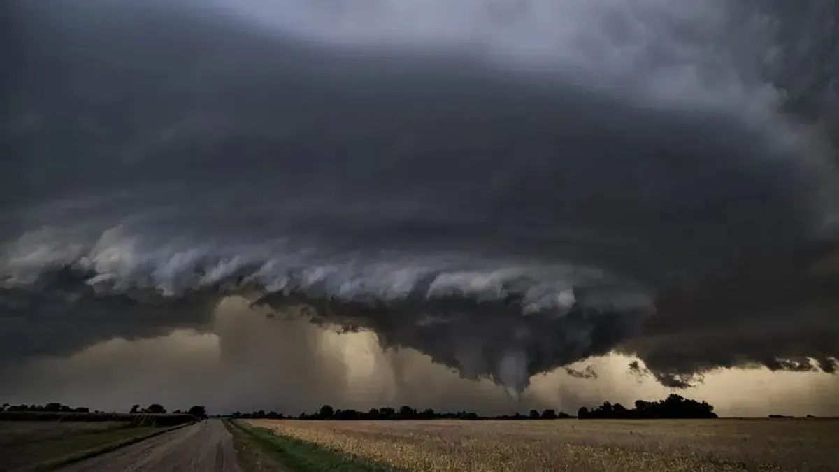 Tornado und Mesozyklon in Minnesota bei Artichoke gefilmt