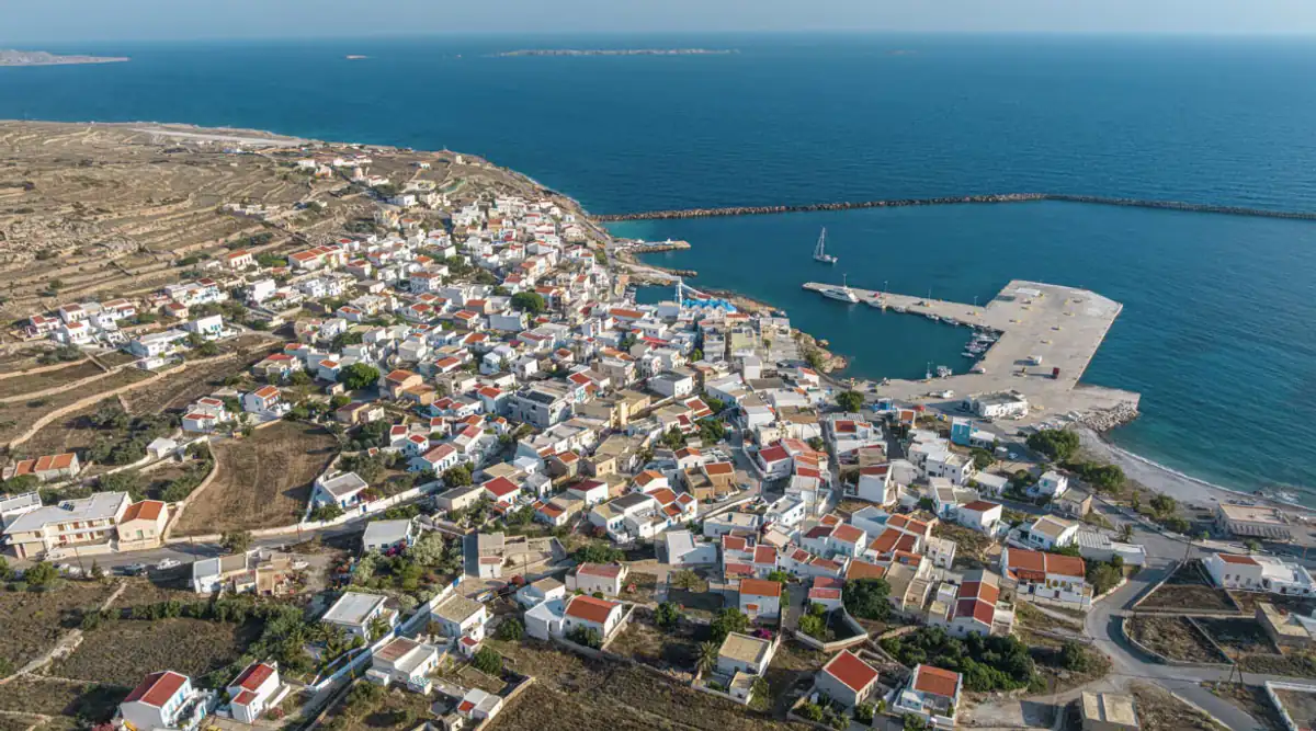 Tragödie in Kasos: Auto mit Paar stürzt in Hafen – Frau tot