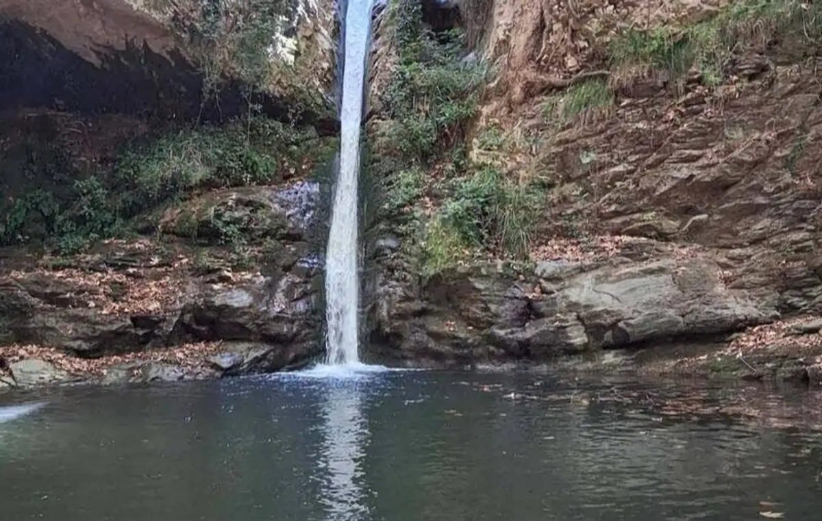 Tragödie in Veria: 18-Jährige ertrinkt im Dermatas-Wasserfall