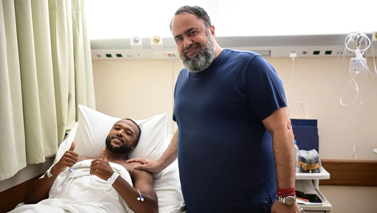 Vangelis Marinakis besucht Ayoub El Kaabi im Krankenhaus