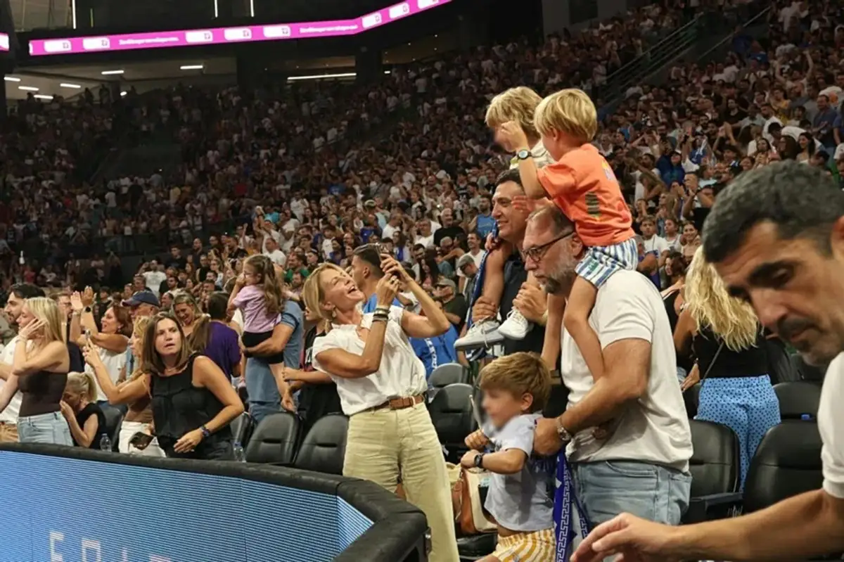 Vasilis Kikilias besucht Freundschaftsspiel der griechischen Basketball-Nationalmannschaft gegen Spanien