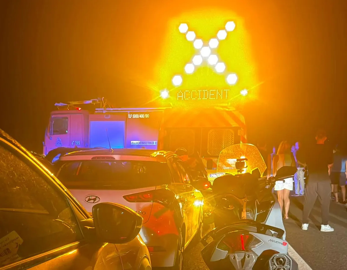 Schwerer Verkehrsunfall mit fünf Fahrzeugen auf Athen-Lamia-Autobahn, mindestens drei Verletzte