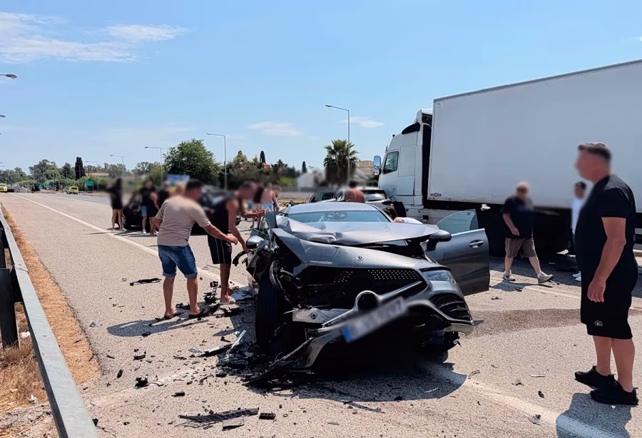 Verkehrsunfall in Preveza: Mehrere Verletzte nach Kollision von vier Fahrzeugen