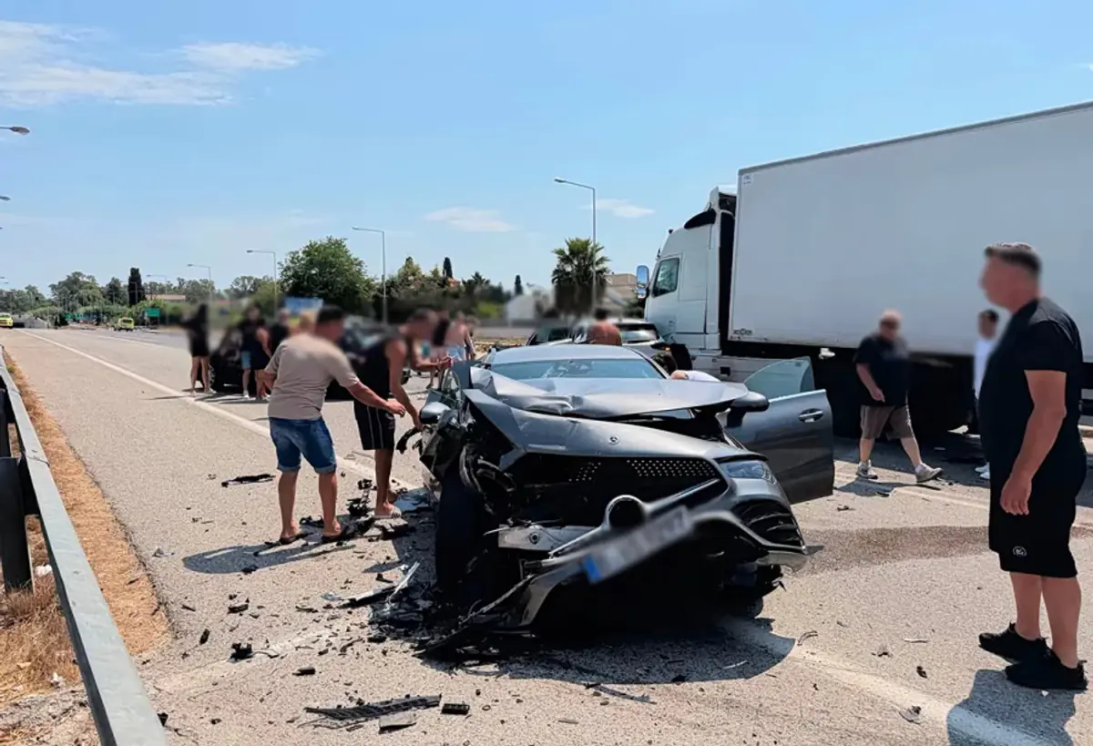 Verkehrsunfall in Preveza: Mehrere Verletzte nach Kollision von vier Fahrzeugen