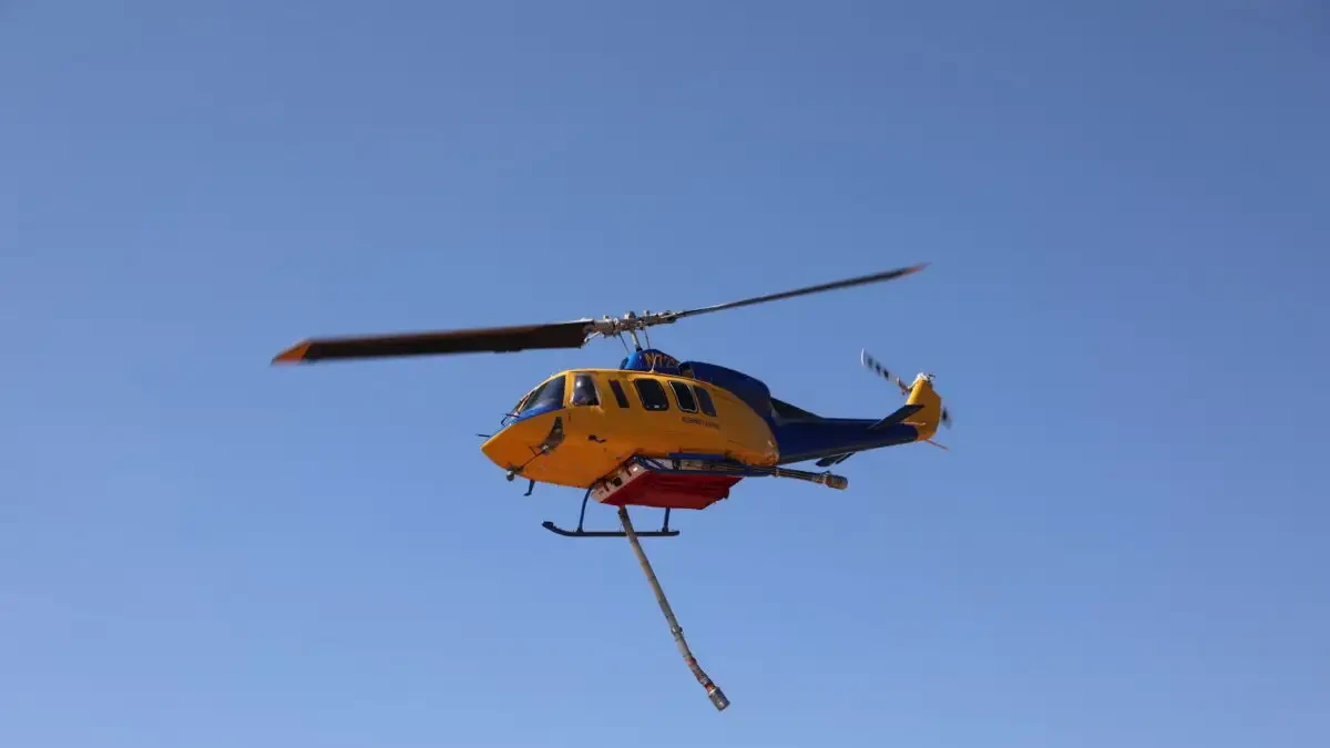 Waldbrand in der Region Aiani bei Kozani: Feuerwehr und Hubschrauber im Einsatz