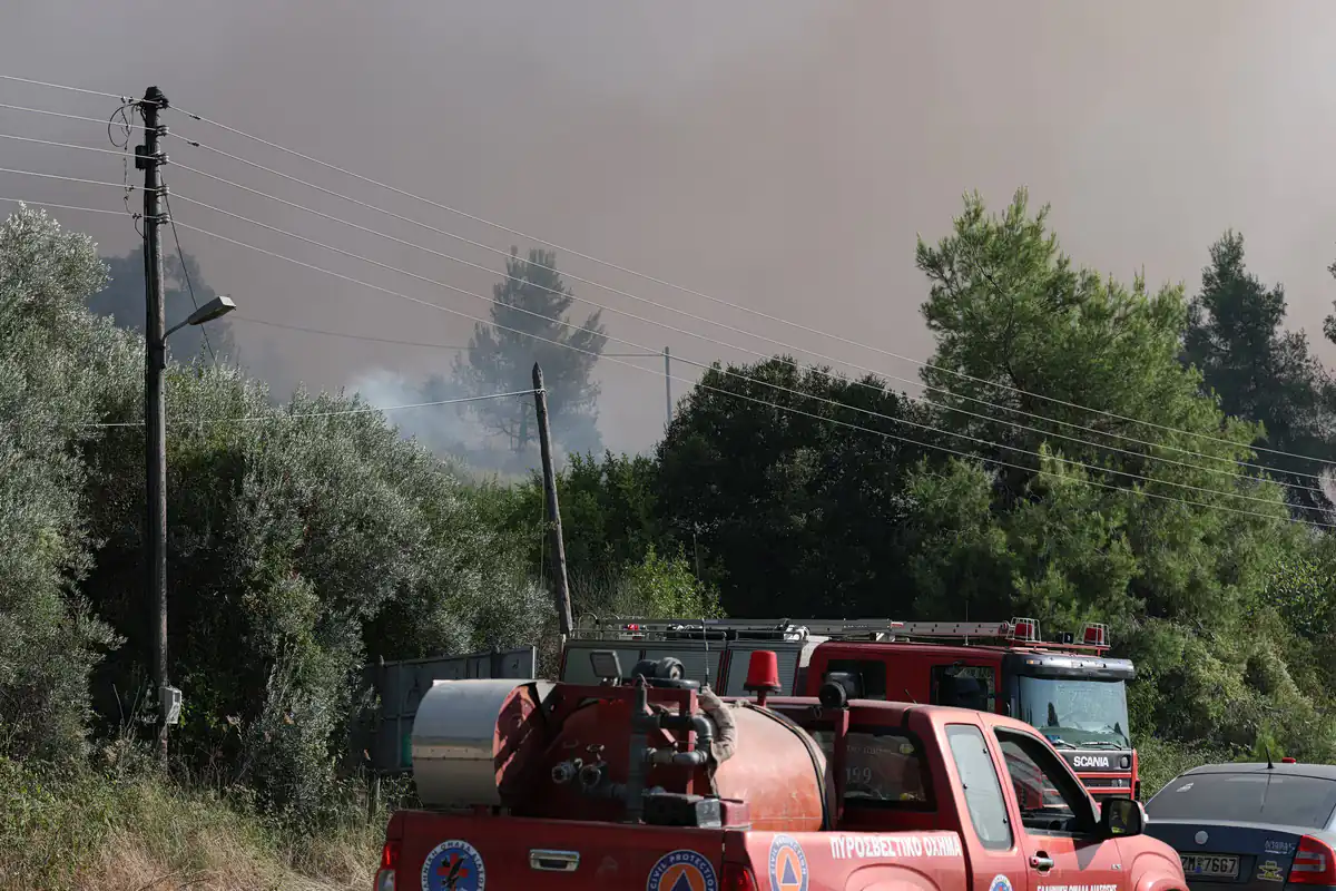 Waldbrand in Kerasochori, Agrafa: Umfassende Einsatzkräfte mobilisiert