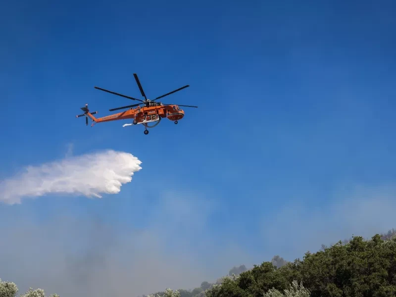 Waldbrand auf Skyros: Evakuierungsbefehl und Verstärkung der Einsatzkräfte