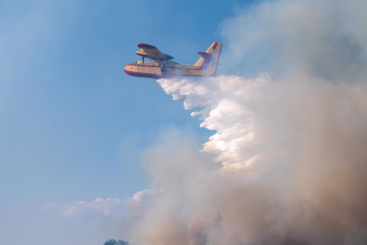 Waldbrand in Solomos, Korinthia: Rauch führt zu erheblichen Verkehrsbehinderungen