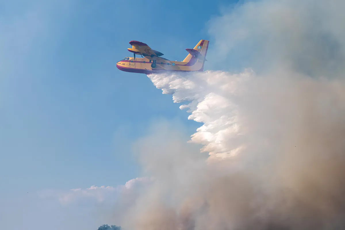 Waldbrand in Solomos, Korinthia: Rauch führt zu erheblichen Verkehrsbehinderungen