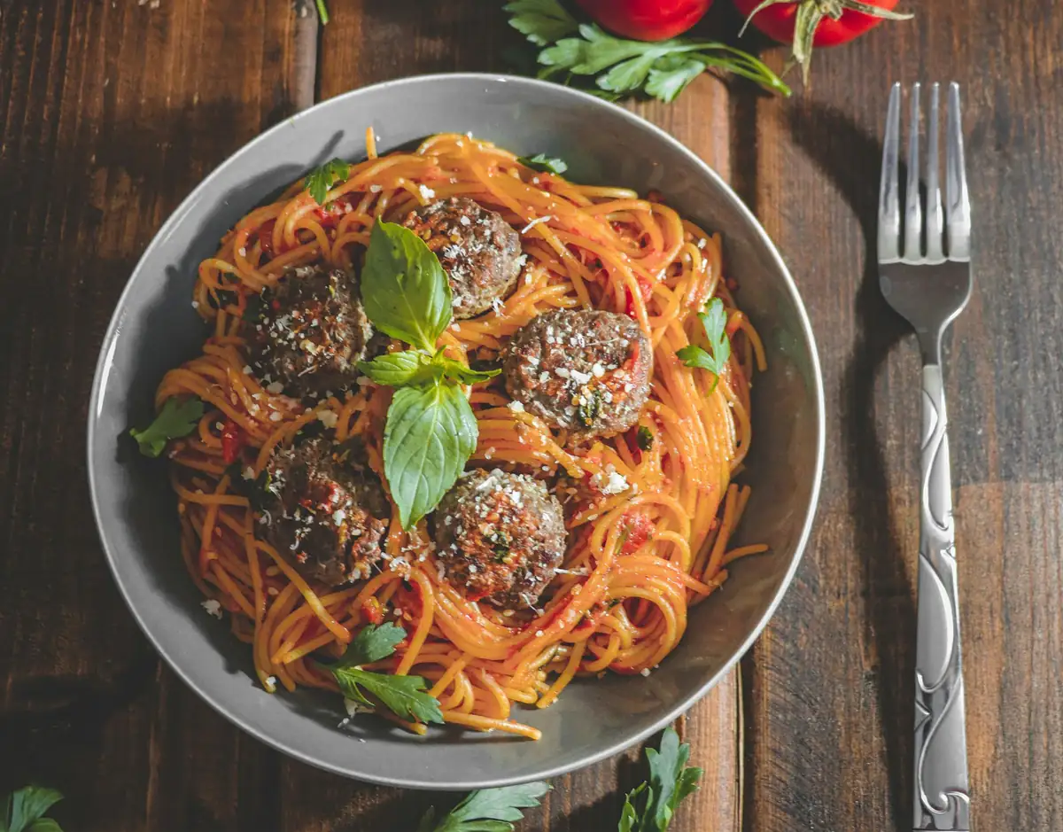 Zwei Pastagerichte mit Hackbällchen und Garnelen