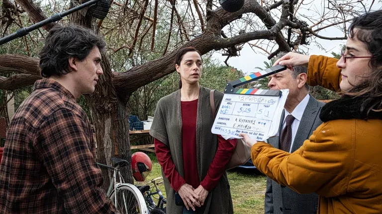 Sygkrousi Serie: Neuer Justiz-Thriller auf MEGA