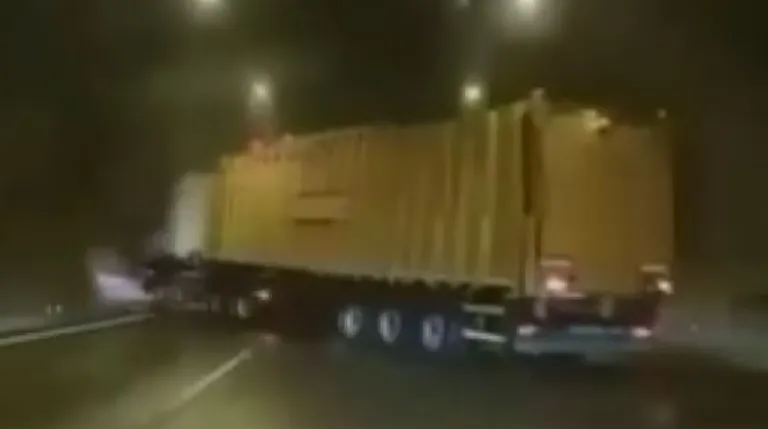 Verkehrsunfall in Izmir: Lkw kracht nach Regen in Tunnel
