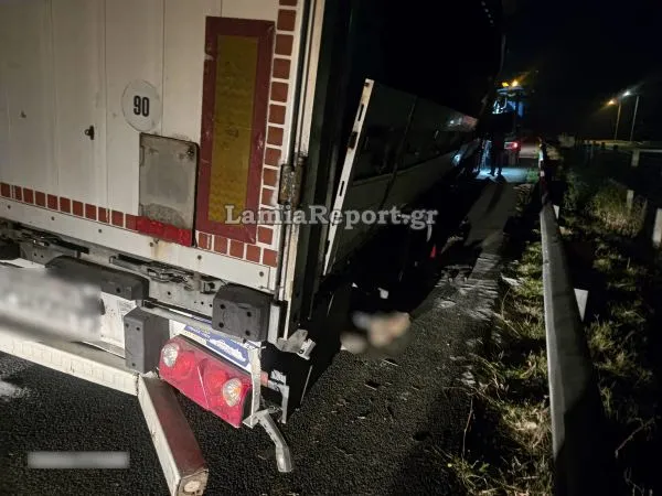 Lkw-Unfall auf Nationalstraße Athen-Lamia: Zucker auf Fahrbahn