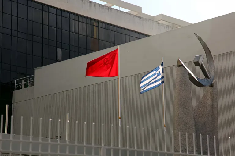 KKE Kritik an Mitsotakis: Korruption und soziale Vernachlässigung