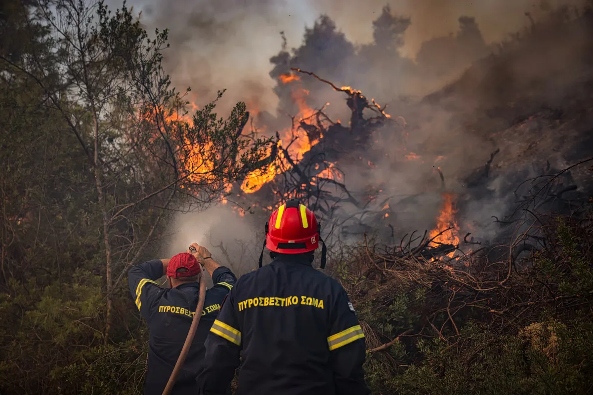 Brand in Gerakas unter Kontrolle gebracht – Umfangreiche Einsatzkräfte vor Ort