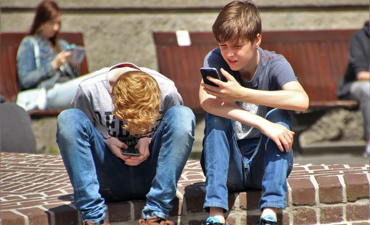 Französisches Verbot von Social Media für Minderjährige als verfassungswidrig eingestuft
