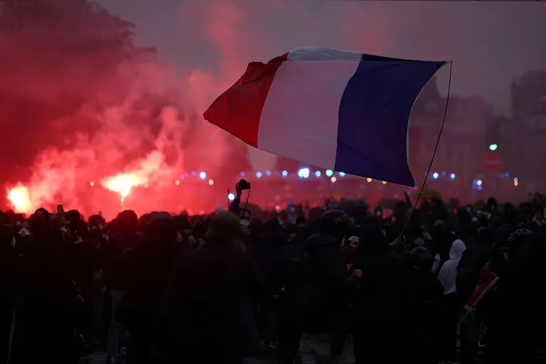 Frankreich Gesetz: Haftung für Demonstranten bei Schäden bis 10.000 €