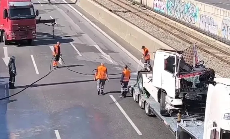Schwerer Unfall Attiki Odos: Lkw-Fahrer auf Gleise geschleudert