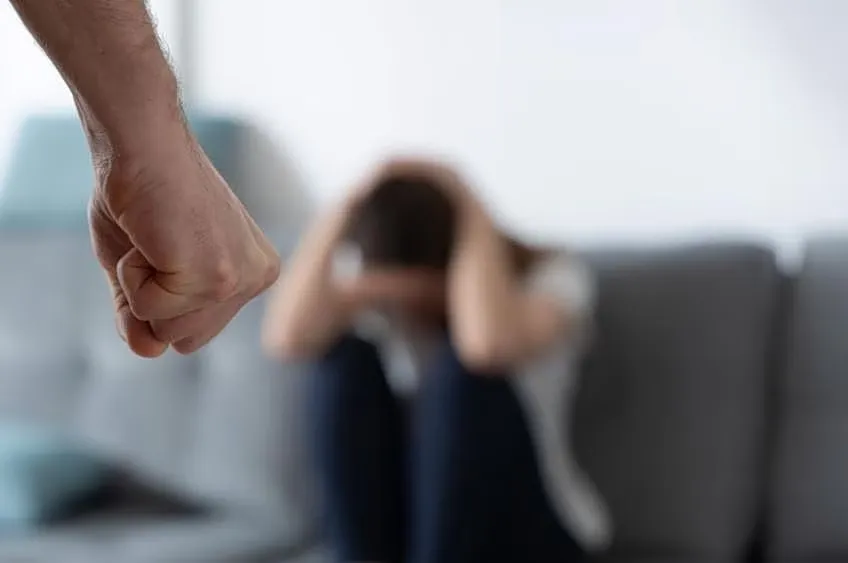 Gewalttätiger Vorfall in Kalamaria: Partnerin schwer verletzt, 29-Jähriger verhaftet
