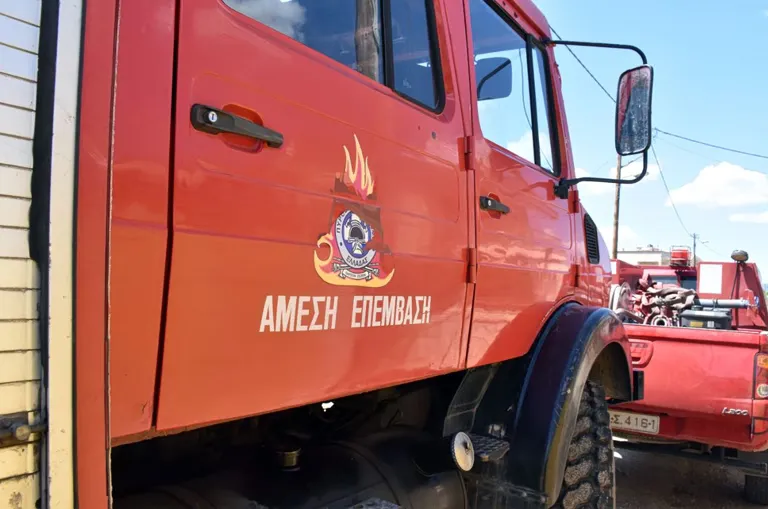 Brand in Lavrio: Freizeitboot auf Parkplatz in Flammen