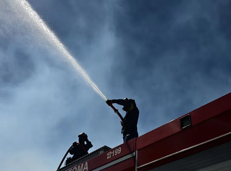 Brand in Athen: Feuer in Metaxourgeio blockiert Straßen