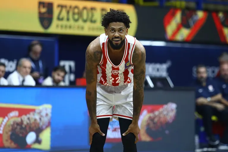 Tyler Dorsey zeigt sich nach Kader-Ausschluss im SEF-Gymnasium
