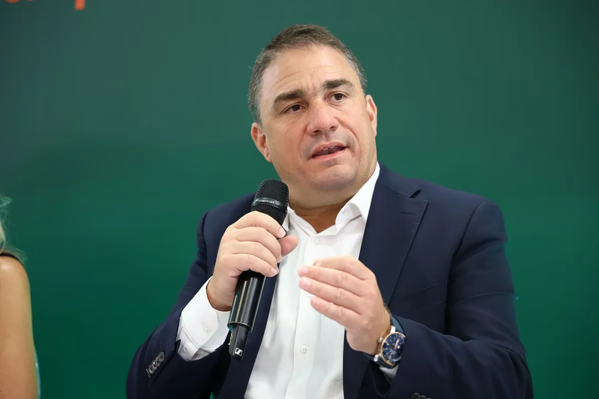 PASOK-KINAL Forderungen: Reformen für Schulden & Visa