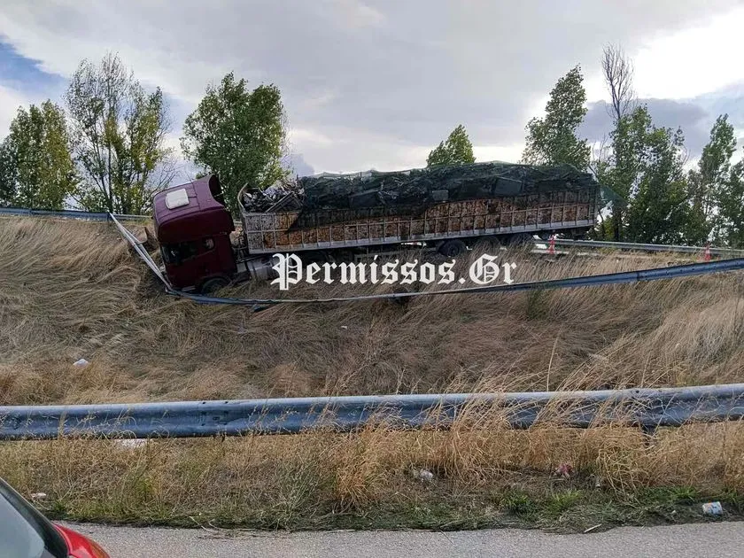 Lkw-Unfall in Boeotien: Schrotttransporter hängt über Abgrund