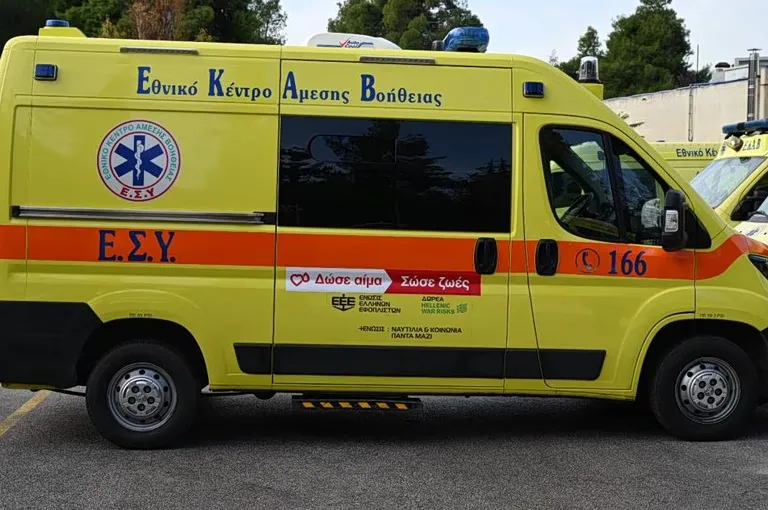 Verkehrsunfall in Larissa: EKAB-Ambulanz kollidiert
