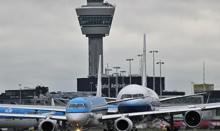 Flughafen Amsterdam Schiphol: Sturm Boelo stört Flugbetrieb