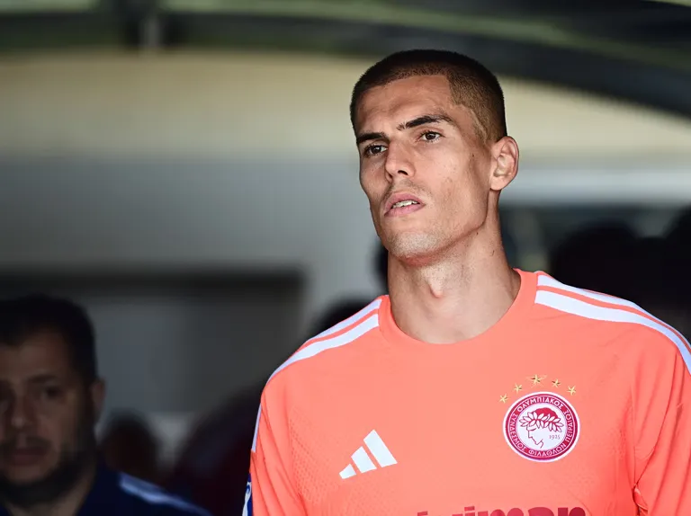 Popovits pariert kraftvollen Schuss von El Arabi im Greek Cup
