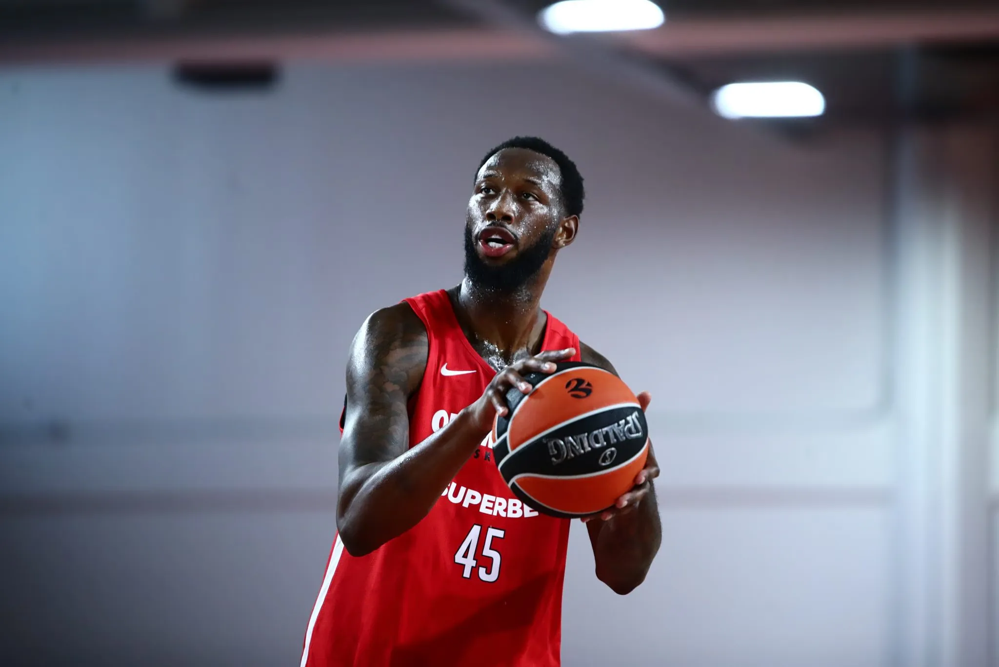 Olympiakos Euroleague: Donta Hall kehrt gegen Efes zurück