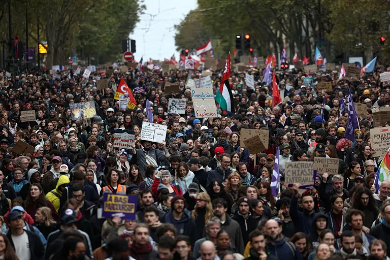 Massive Demonstrationen in Paris erschüttern Frankreich