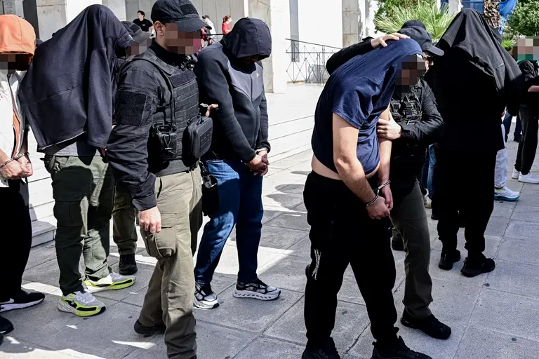 Pizza Fan Betrug: 23 Festnahmen wegen schwerer Verbrechen