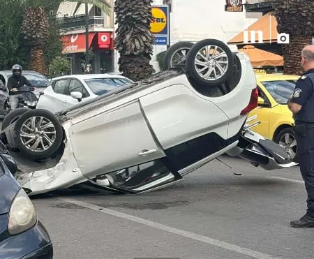 Verkehrsunfall in Kallithea: Auto auf Venizelou-Allee gekippt