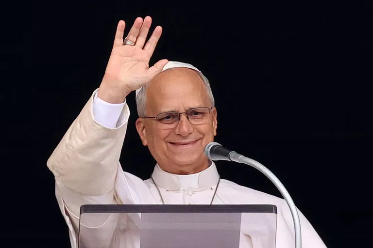 Papst Leo segnet Gläubige nach Krankenhausaufenthalt